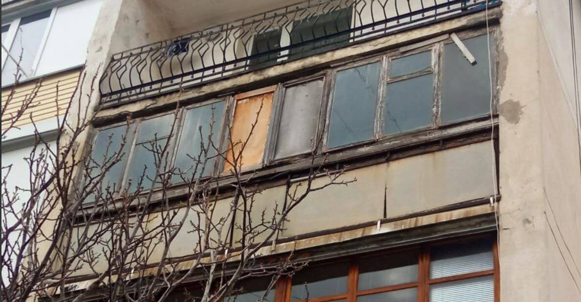 Балкон со старыми окнами, требующий ремонта