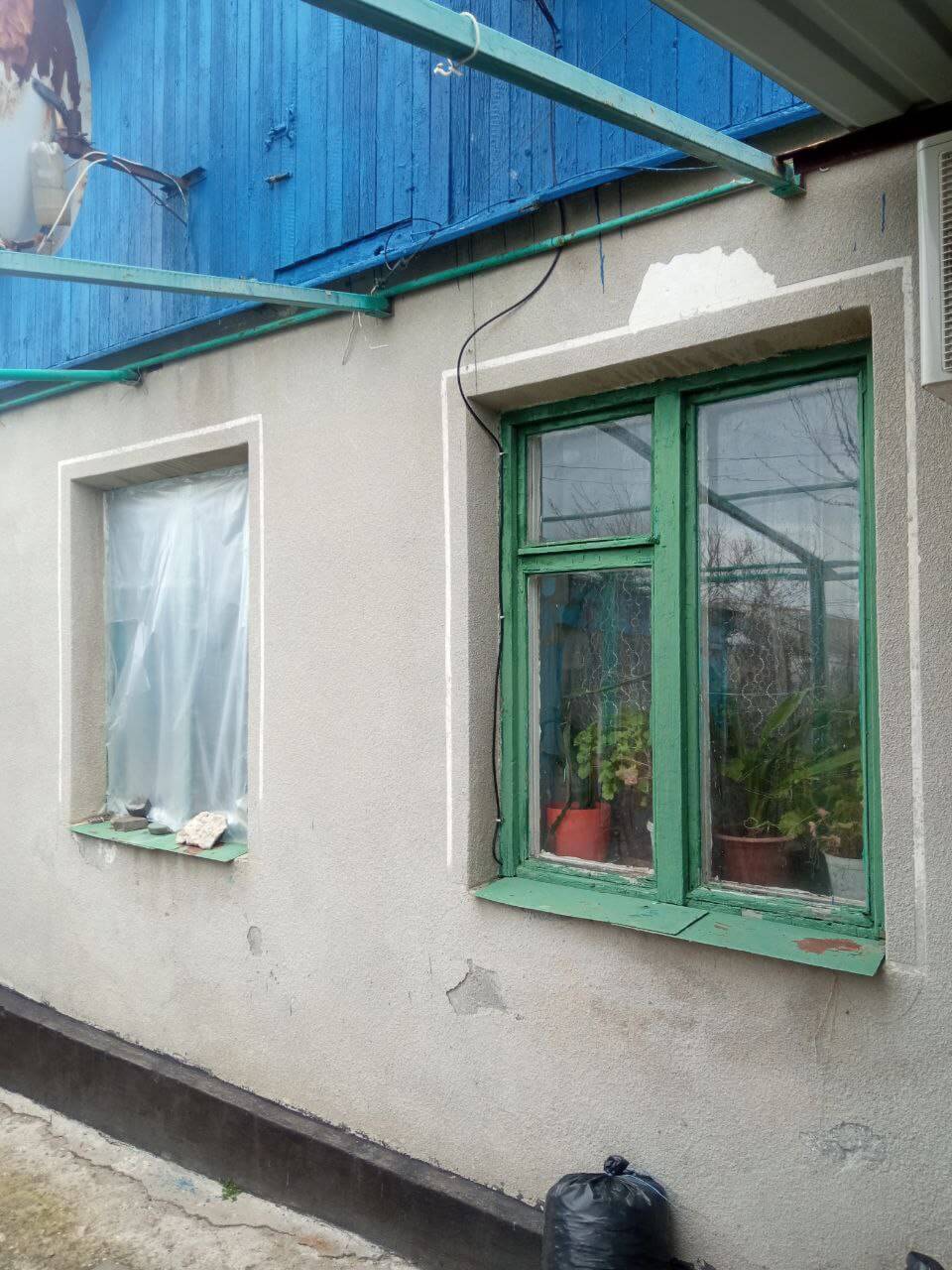 Дом со старыми двустворчатыми деревянными окнами