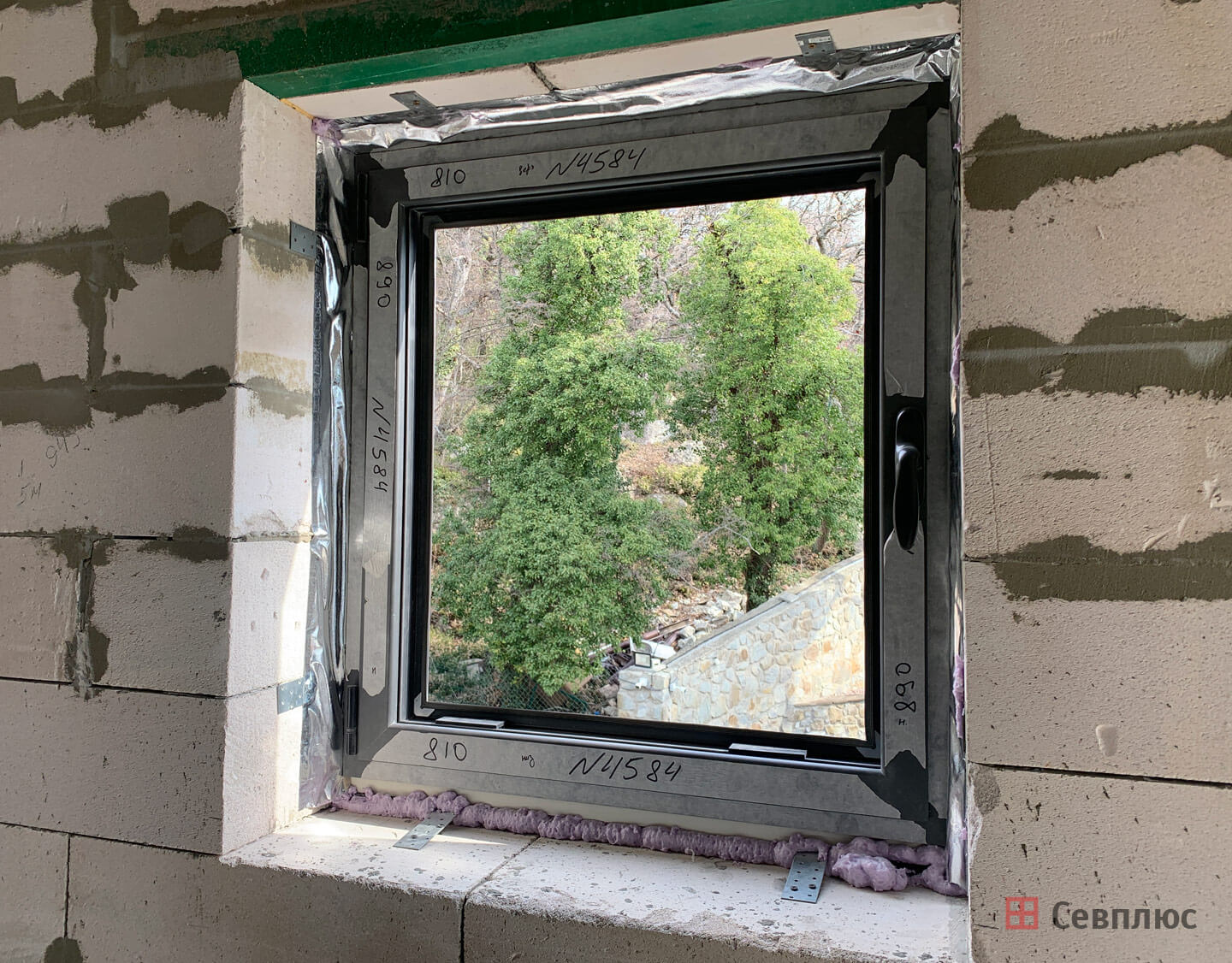 Установленное алюминиевое окно Алютех ALT-W62