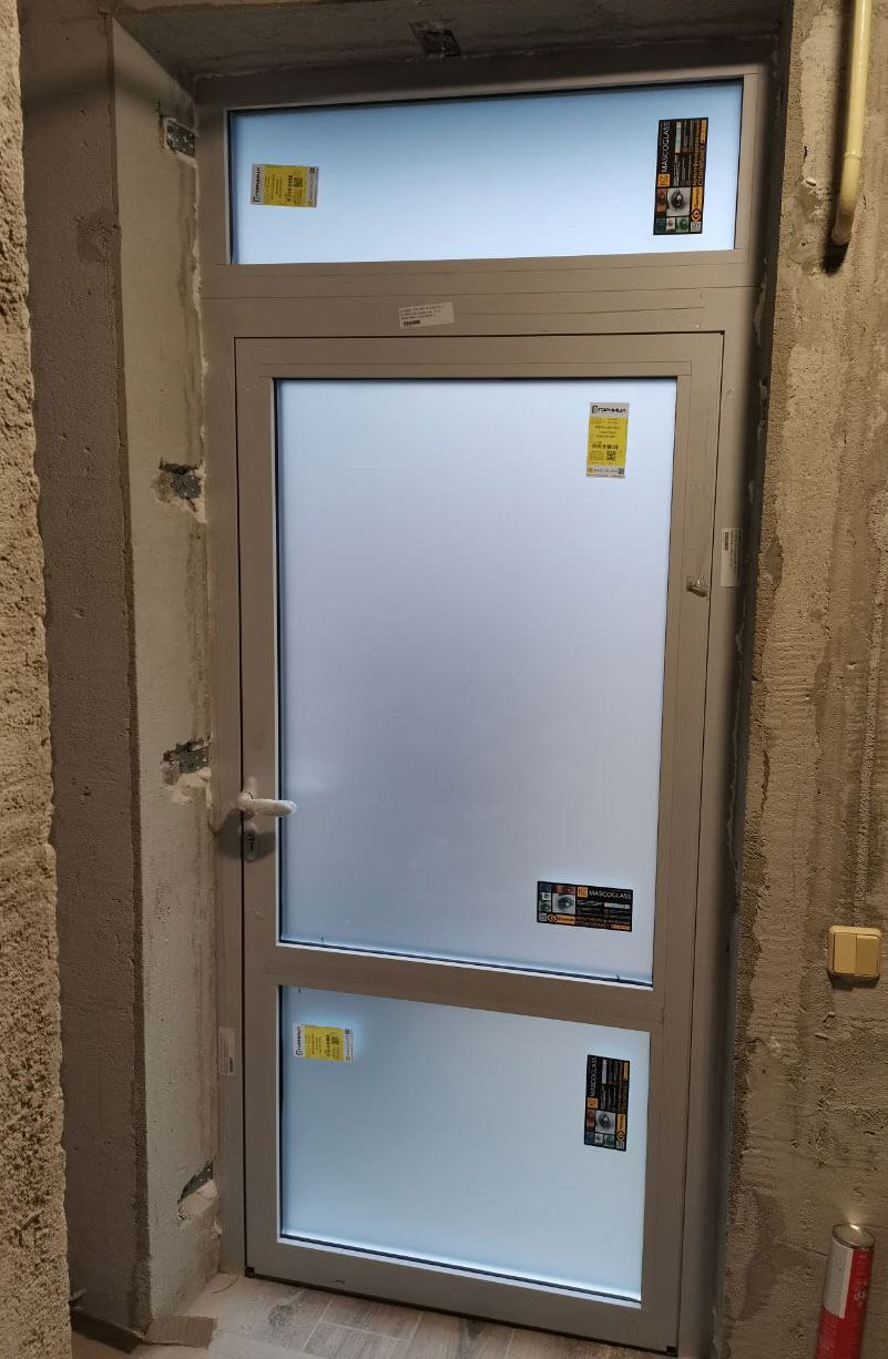Входная алюминиевая дверь Алютех ALT W62 с зеркальным стеклом вид изнутри